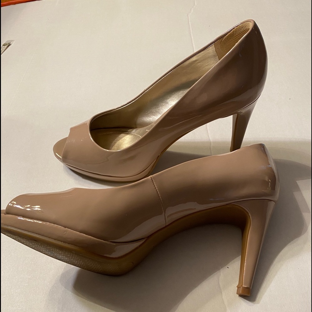 Bandolino Peep Toe Beige Pump